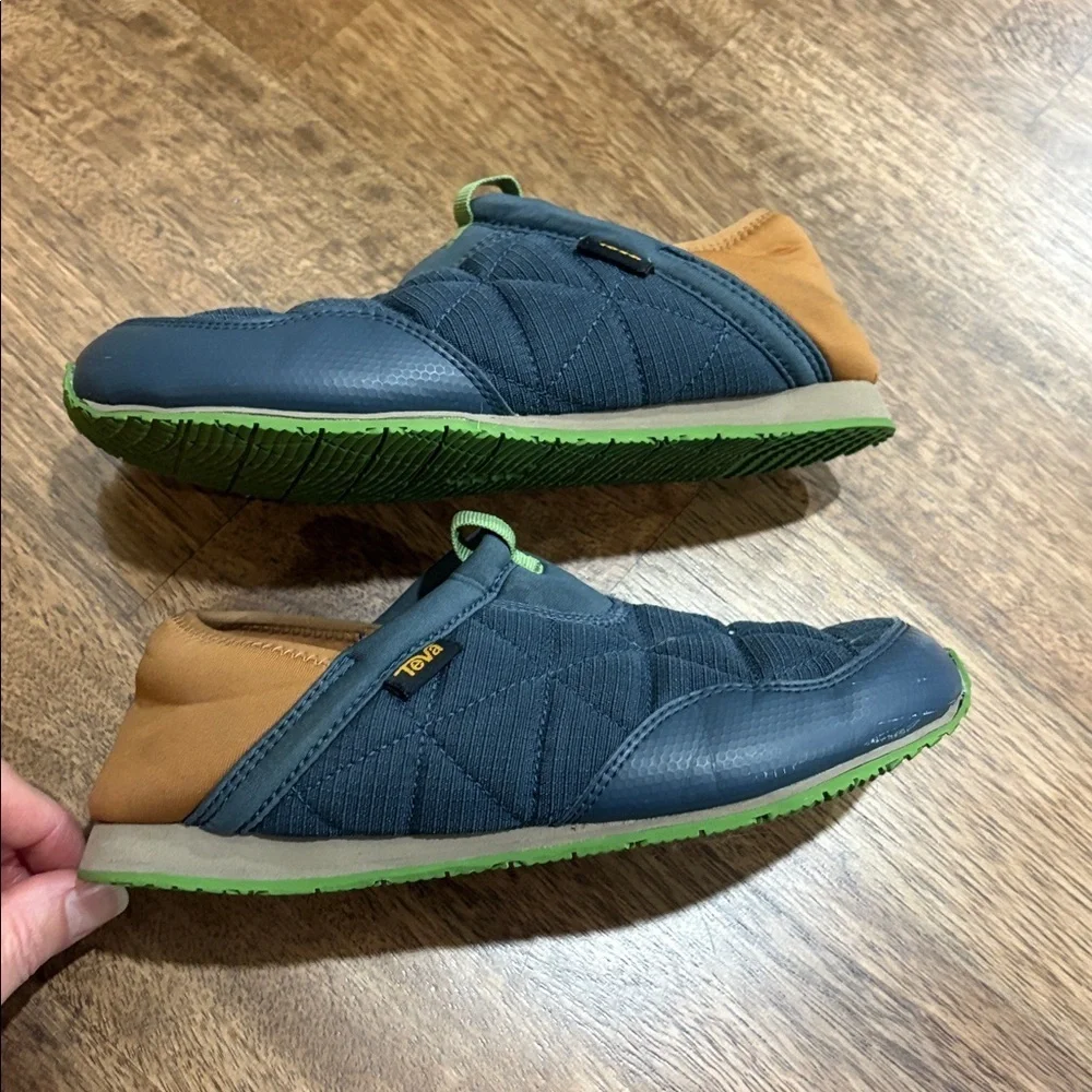 TEVA Kids Quilted Moccasin Clog Slippers Blue Green Casual Big Kid Shoes Size 6?